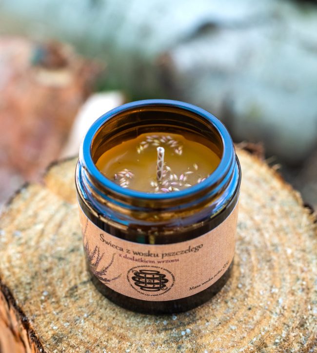 Świeca w słoiku z wrzosem